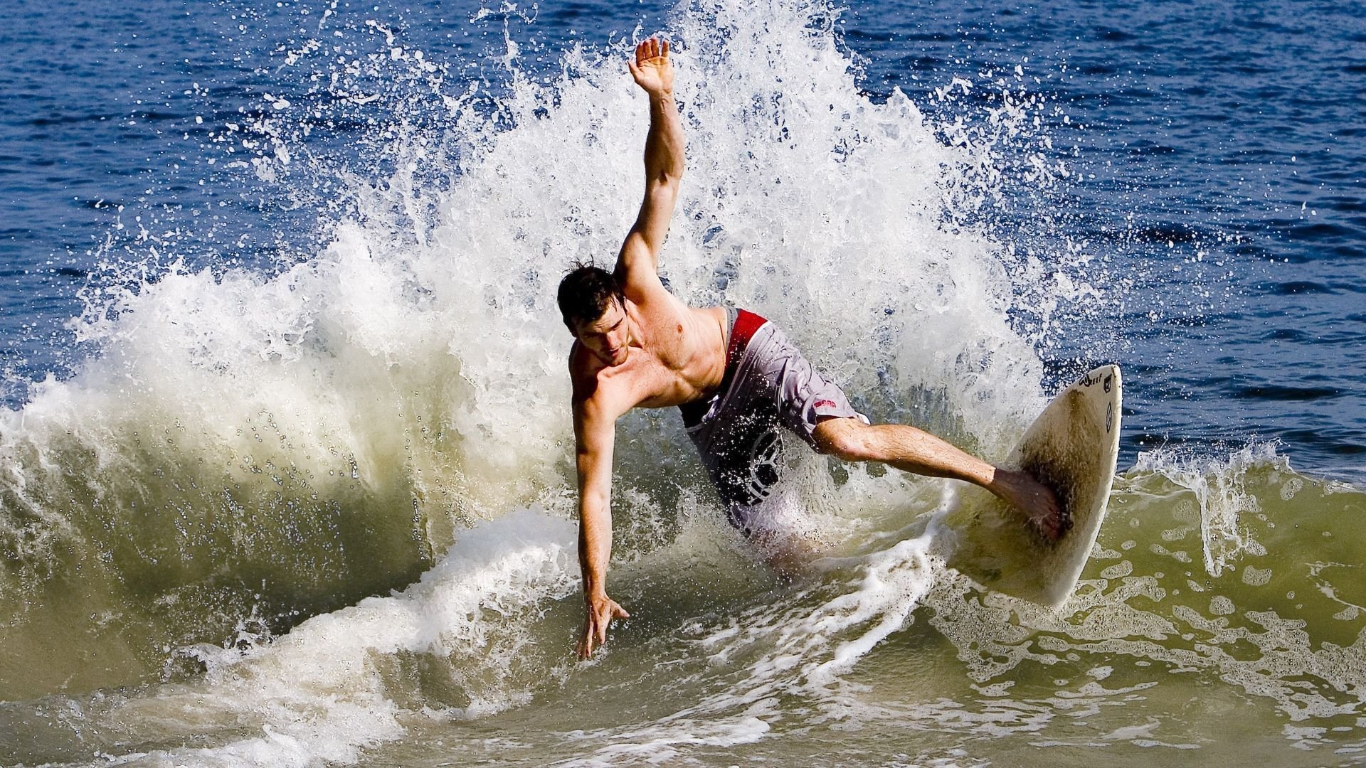 皇家马德里与巴塞罗那上演巅峰对决,西甲冠军悬念再起